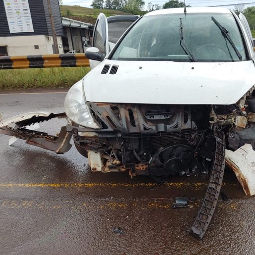 VÍDEO: colisão frontal entre dois veículos deixa motorista ferido na BR 163