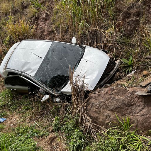 Veículo sai da pista e se choca contra barranco na BR-163, em SMO