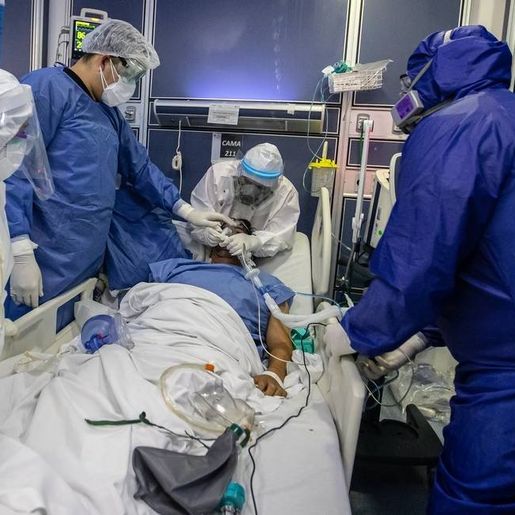 Pesquisa revela pessimismo entre médicos sobre pico de COVID-19