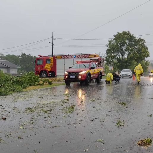 Temporal alaga ruas, destelha casas e causa estragos no Extremo-Oeste