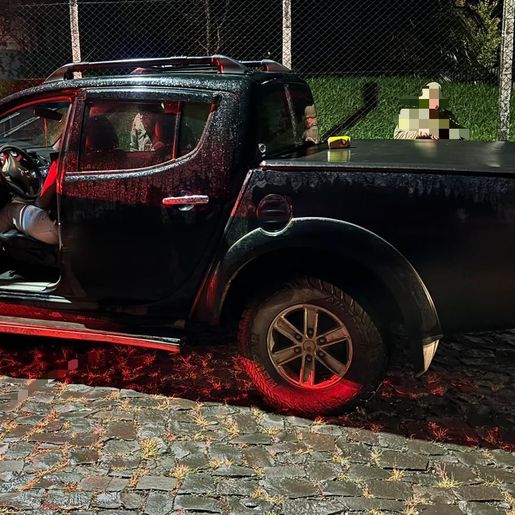 Mulher é presa por embriaguez ao colidir camionete em poste