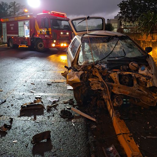 Duas pessoas ficam ferida em colisão contra muro