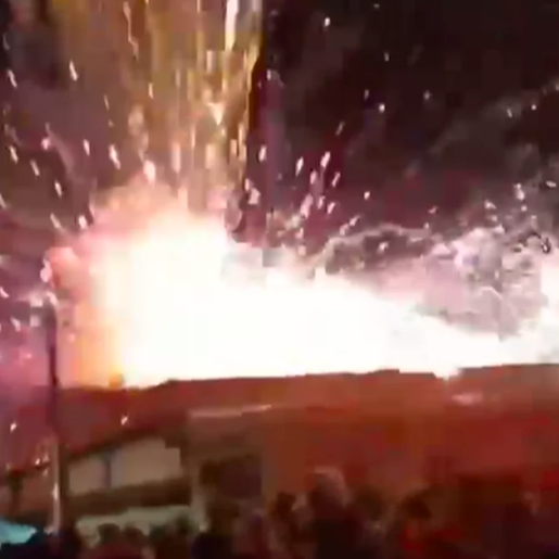 Fogos de artifício atingem público durante abertura de Natal em cidade do norte do RS