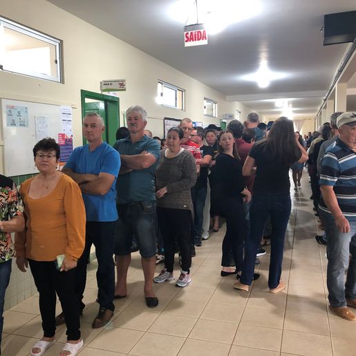 Votação começa com grande movimentação de eleitores em Iporã do Oeste