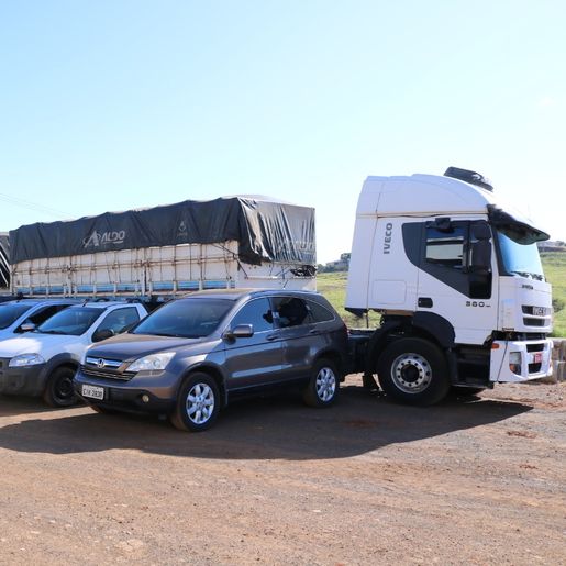 Município de São José do Cedro recebe oito veículos da Receita Federal