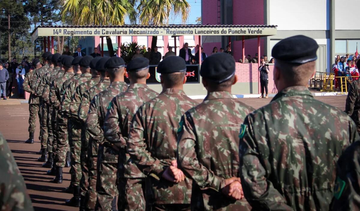 Jovens de Itapiranga realizam inspeção de saúde do exército nesta quinta-feira