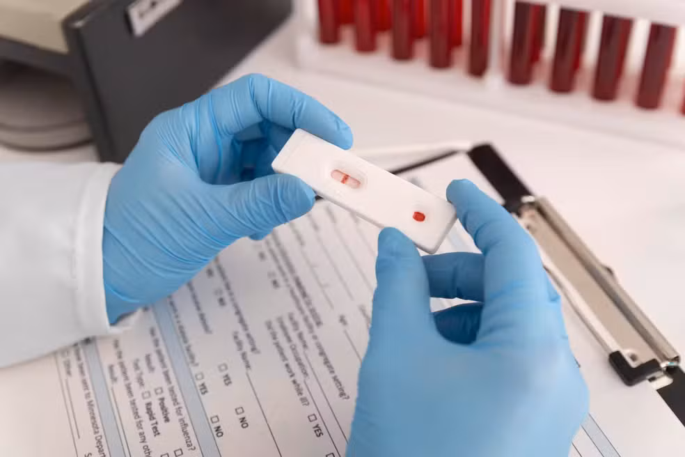 Homem é condenado a pagar R$ 60 mil por esconder HIV e infectar companheira em SC