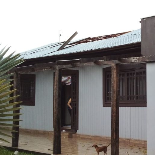 Ventos fortes causam destelhamentos no interior de Iporã do Oeste