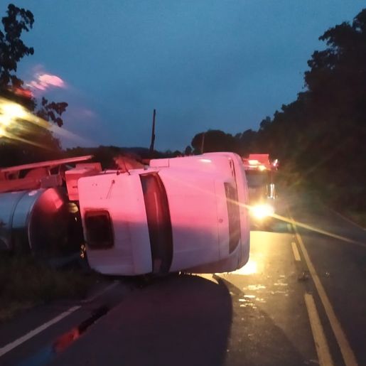 Caminhão de São João do Oeste sai da pista e tomba na SC 283