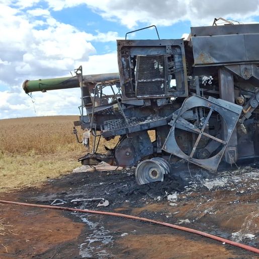 Colheitadeira é destruída pelo fogo em Campo Erê