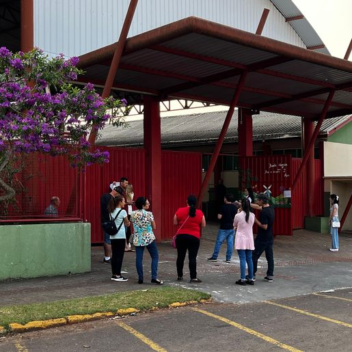 Eleitores já formam filas no maior colégio eleitoral de SMOeste