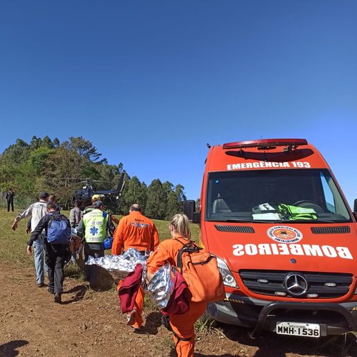 Homem sofre ferimentos graves ao cair de parapente em meio a mata