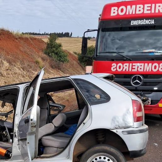 Homem fica preso nas ferragens após colisão entre carro e trator em Palma Sola