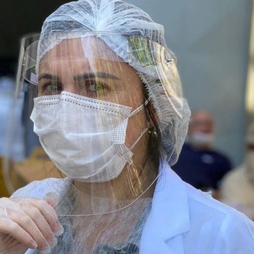 Brasileira recebe vacina experimental contra Covid-19