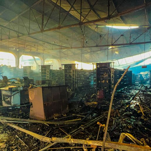 Após incêndio no Super Vipi, equipes trabalham na retirada de entulho