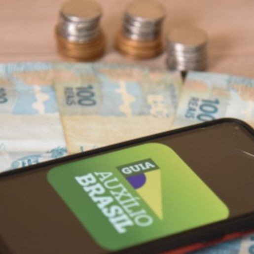 Auxílio Brasil de R$ 600 começa a ser pago a 20,2 milhões de famílias