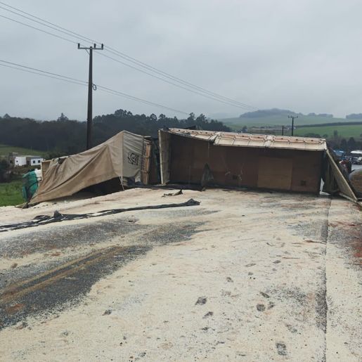 Carreta tomba na pista e bloqueia trânsito em Bom Jesus