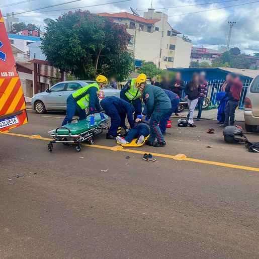Colisão entre moto e carro deixa motociclista ferido em SMOeste; Assista