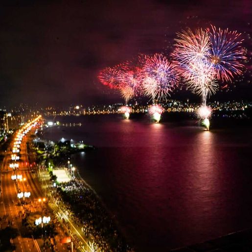 Florianópolis tem espetáculo de fogos na Beira-Mar Norte e cascata de luzes na ponte; veja