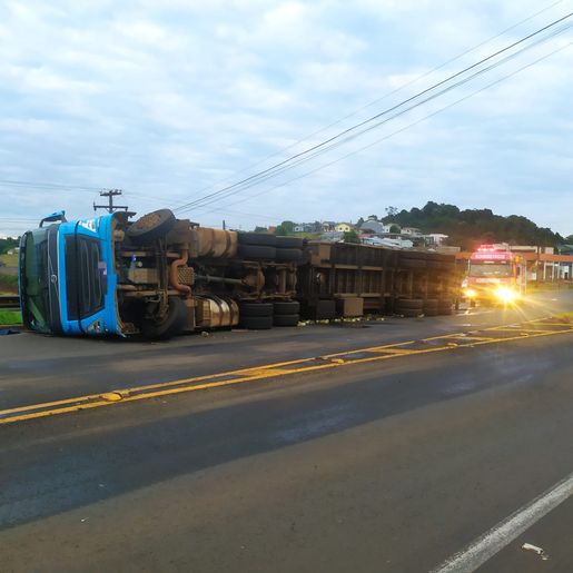 Caminhão carregado com óleo de cozinha tomba na SC-157 em São Lourenço do Oeste