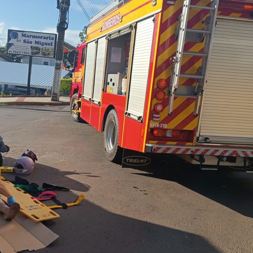 Motociclista fica ferida em acidente no centro de São Miguel do Oeste