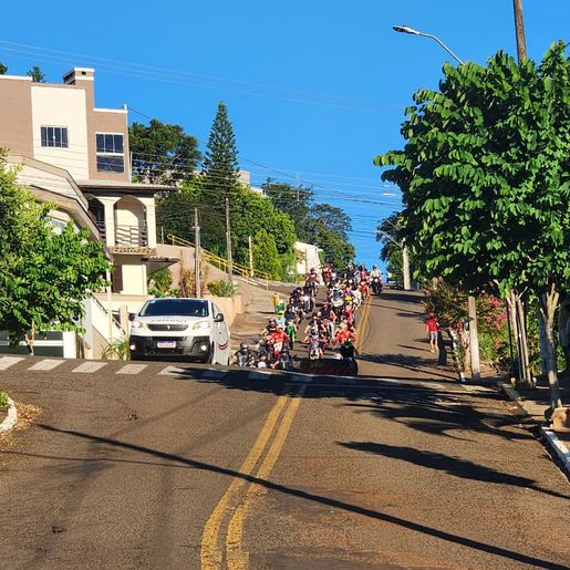 Com motos e emoção, familiares e amigos se despedem de Chumbinho