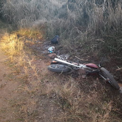 Menor foge da polícia, cai de moto e fica ferido em São José do Cedro