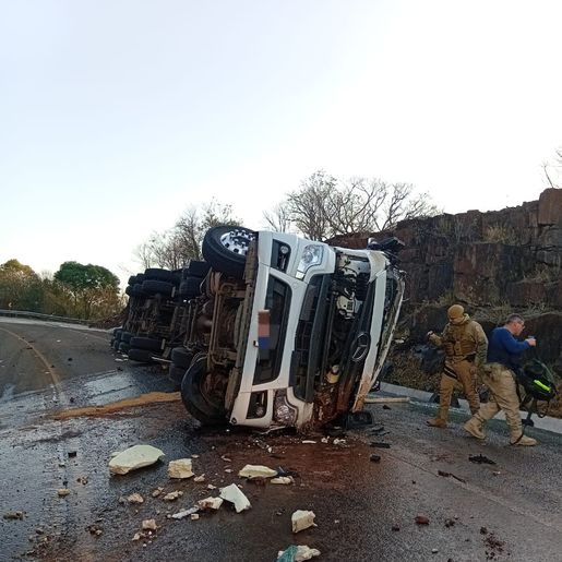 Acidente deixa motorista preso às ferragens na BR 282, em Paraíso