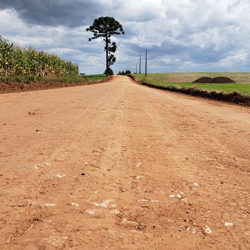 Secretaria de Obras de Tunápolis realiza manutenção de estradas no interior