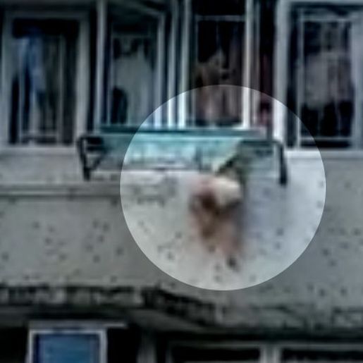 Vídeo mostra criança pendurada para fora de janela de apartamento na China