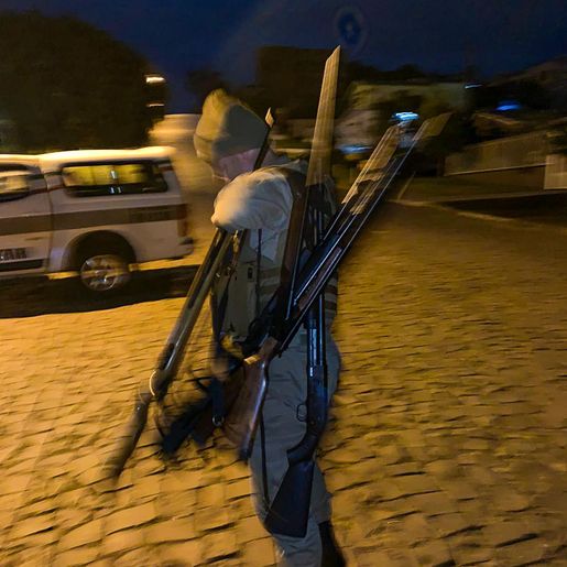 Homem é preso com armas e munições após denúncia de violência doméstica, em Belmonte