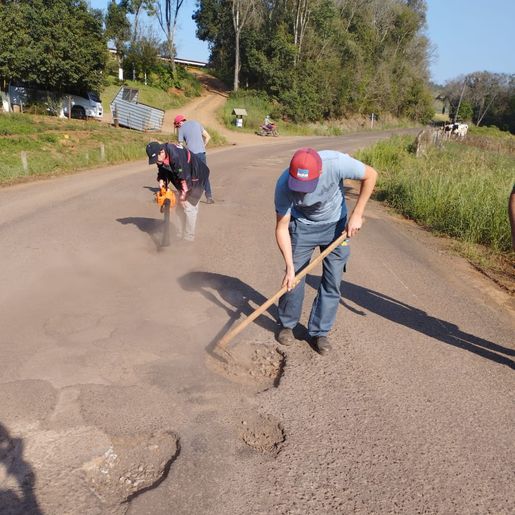Operação tapa buraco no asfalto entre Mariflor e Padre Réus é realizado