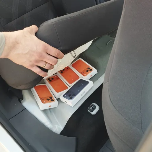 Casal é flagrado transportando R$ 180 mil em iPhones na SC-163