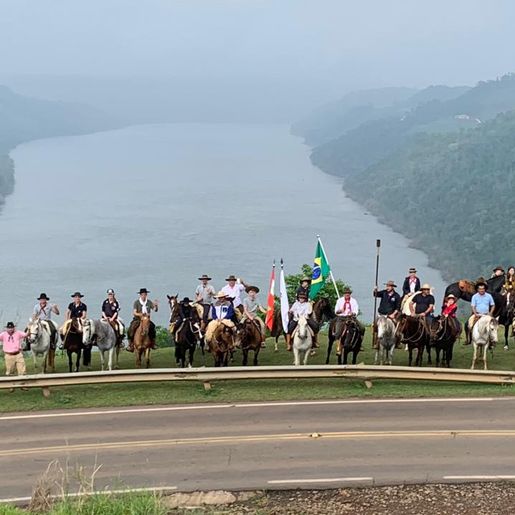 Cavalgada da Chama Crioula reúne mais de 50 participantes