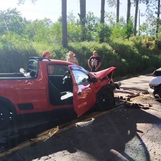 Acidente envolvendo dois veículos deixa duas pessoas feridas em Palma Sola