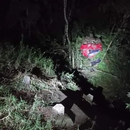 Veículo com oito pessoas capota e deixa feridos na BR-282