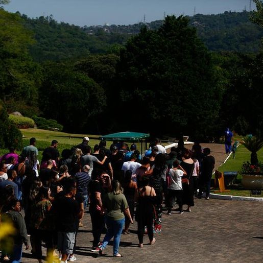 Crianças assassinadas pelo pai em Alvorada são sepultadas em Porto Alegre