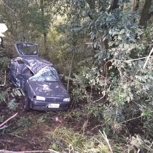 Homem morre em colisão com árvore na SC-157