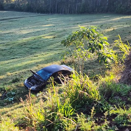 Carro de idoso cai em ribanceira em acidente no interior de Itapiranga