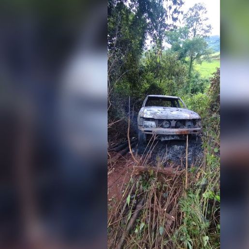 Caminhonete pega fogo e dono empurra veículo para fora de casa em Iporã do Oeste