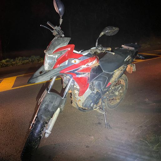 Colisão entre carro e moto deixa mulher ferida na SC-496, em Descanso
