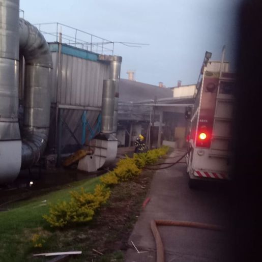 Bombeiros combatem incêndio em silo em Palma Sola
