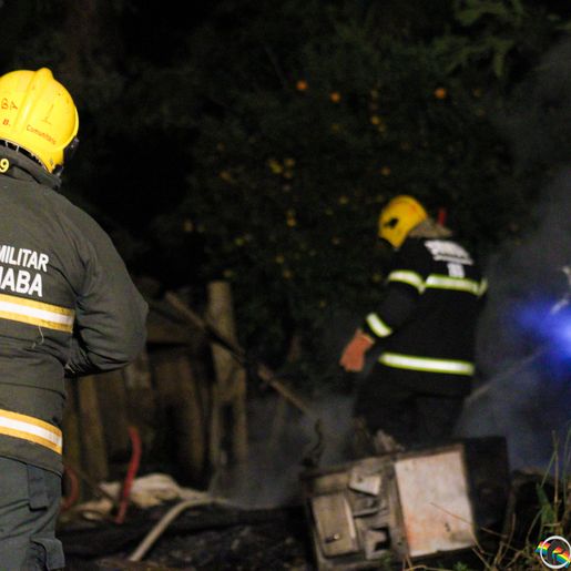 Casa é destruída por incêndio no interior de Barra Bonita