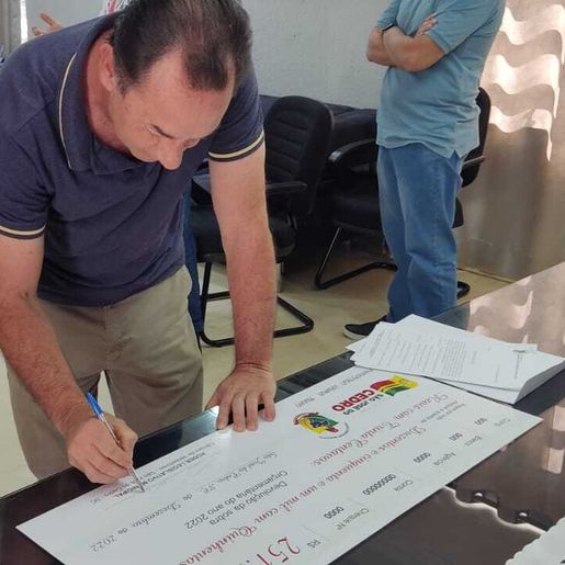 Cheque simbólico de R$ 251 mil é entregue pela Câmara à Prefeitura de Cedro