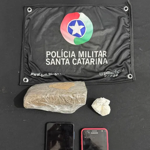 PM apreende drogas e prende dois suspeitos de tráfico em Mondaí