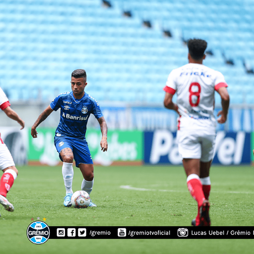 Em jogo com portões fechados e protesto, Grêmio vence o São Luiz de virada na Arena