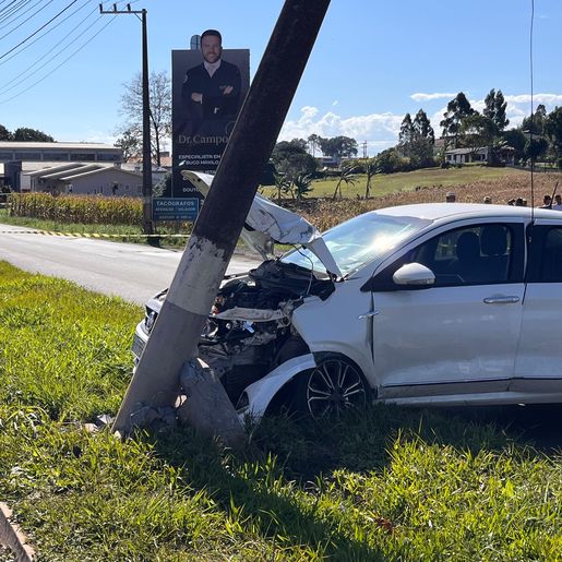 Veículo colide em poste e interdita avenida Willy Barth em SMOeste