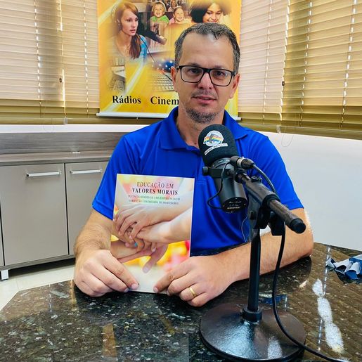 Professor de Itapiranga lança livro que debate educação e valores morais