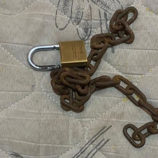 Adolescente de 17 anos é encontrada com os pés acorrentados em Itajaí