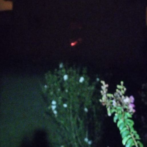 Bombeiros combatem incêndio em armazém de milho durante a madrugada